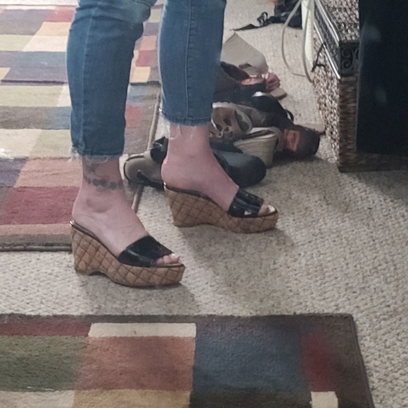 Chanel Black patent leather quilted cork slides - Picture 4 of 9